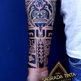 Tatuagem com significado familiar baseada nos grafismos utilizados pela tribo Maori do Pacífico Sul.